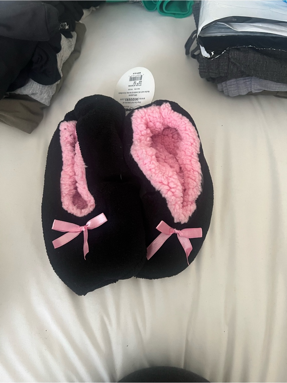 Cozy Black & Pink Sherpa Lined Women's Slippers
